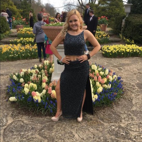 Prom or formal dress - Picture 3 of 3